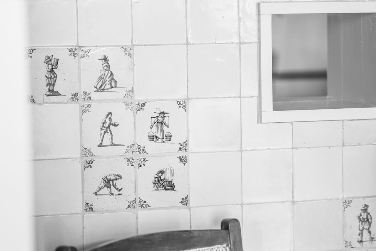 Interieurdetail met historische wandtegels voor interieurontwerp en interieurstyling