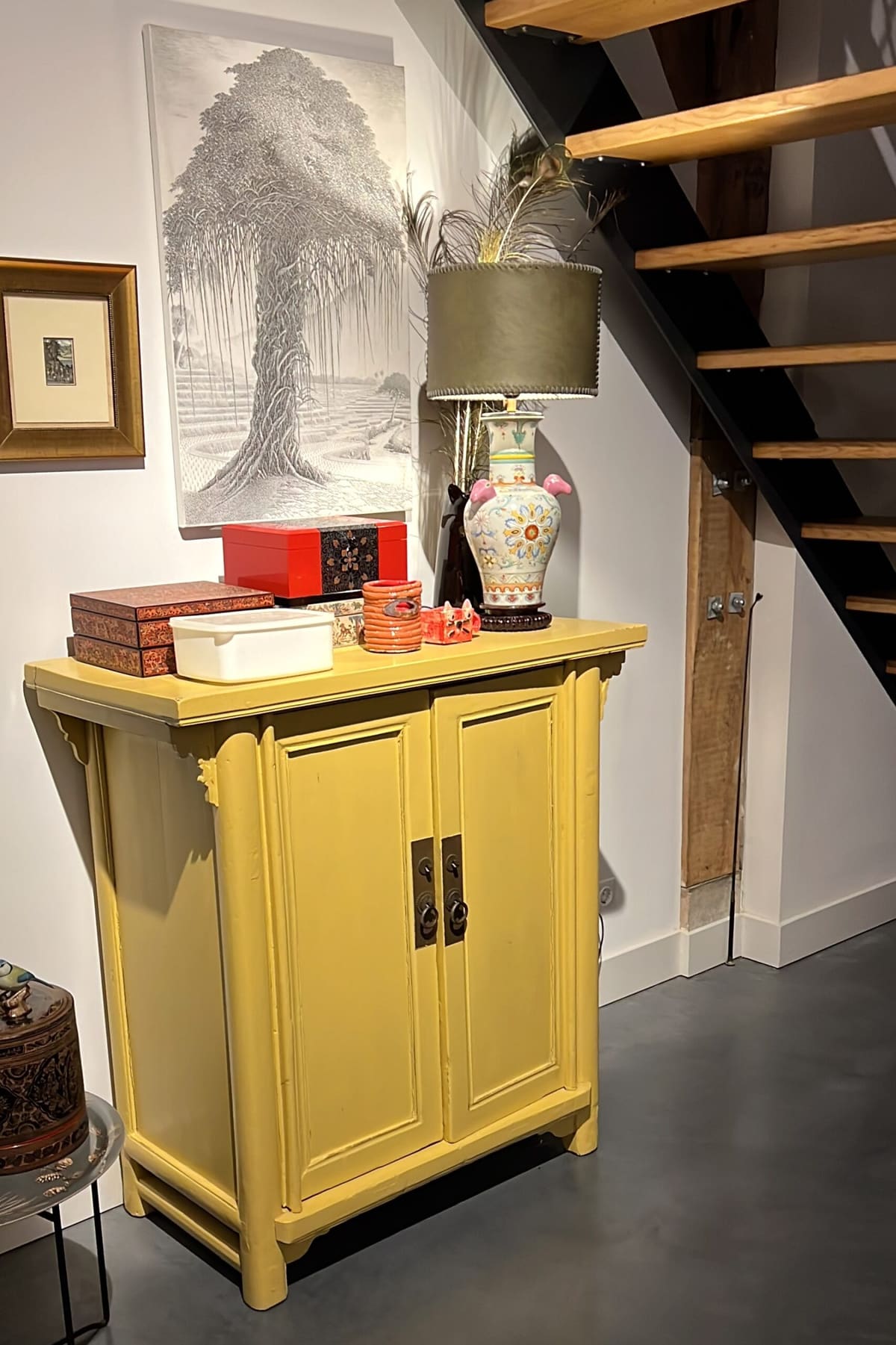 Gele kast met kunst en persoonlijke styling