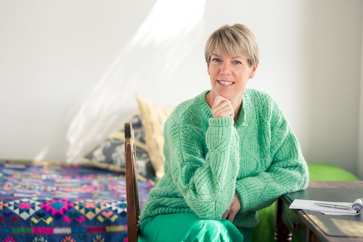 Kirsten Hermsen, interieurstylist, aan haar werktafel