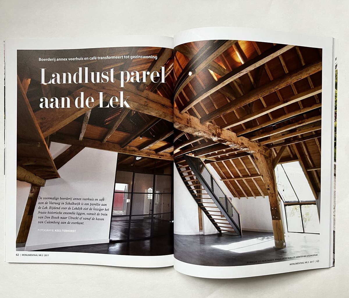 Reportage Landlust parel aan de Lek in Monumentaal magazine over de verbouwde boerderij van Kirsten in Schalkwijk