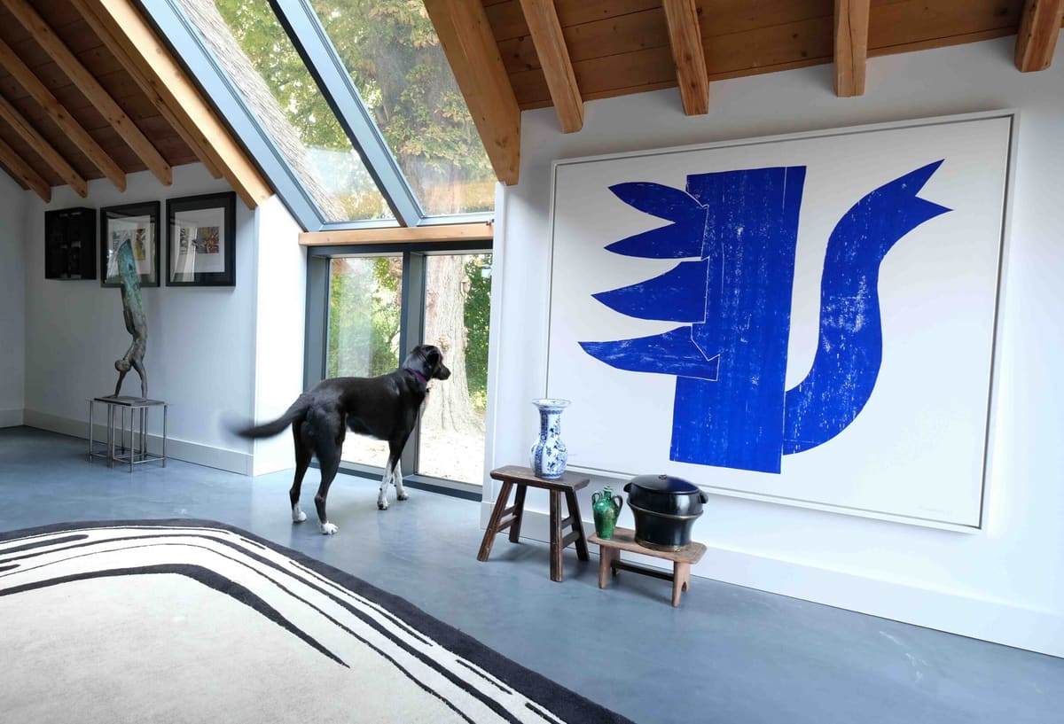 interieurstyling-bestaande-meubels-kunst-accessoires.jpg Interieurstyling met kunst, bestaande meubels en karaktervolle accessoires in een lichte woonruimte