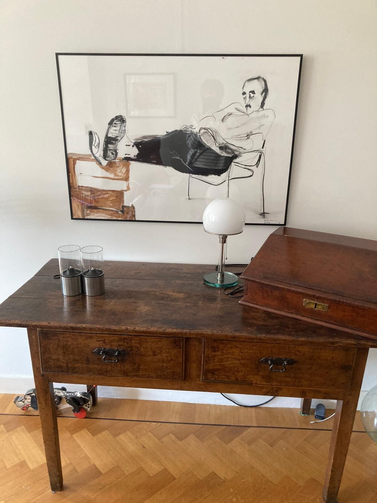 interieurstyling-houten-sidetable-kunst-utrecht Interieurstyling met houten sidetable, kunstwerk en tafellamp in persoonlijk interieur